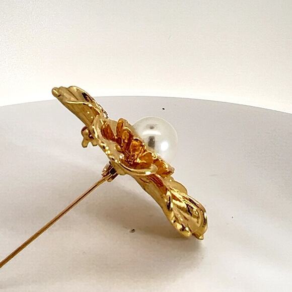 KJL Kenneth Jay Lane Faux Pearl Rhinestone Flower Brooch - Picture 8 of 10